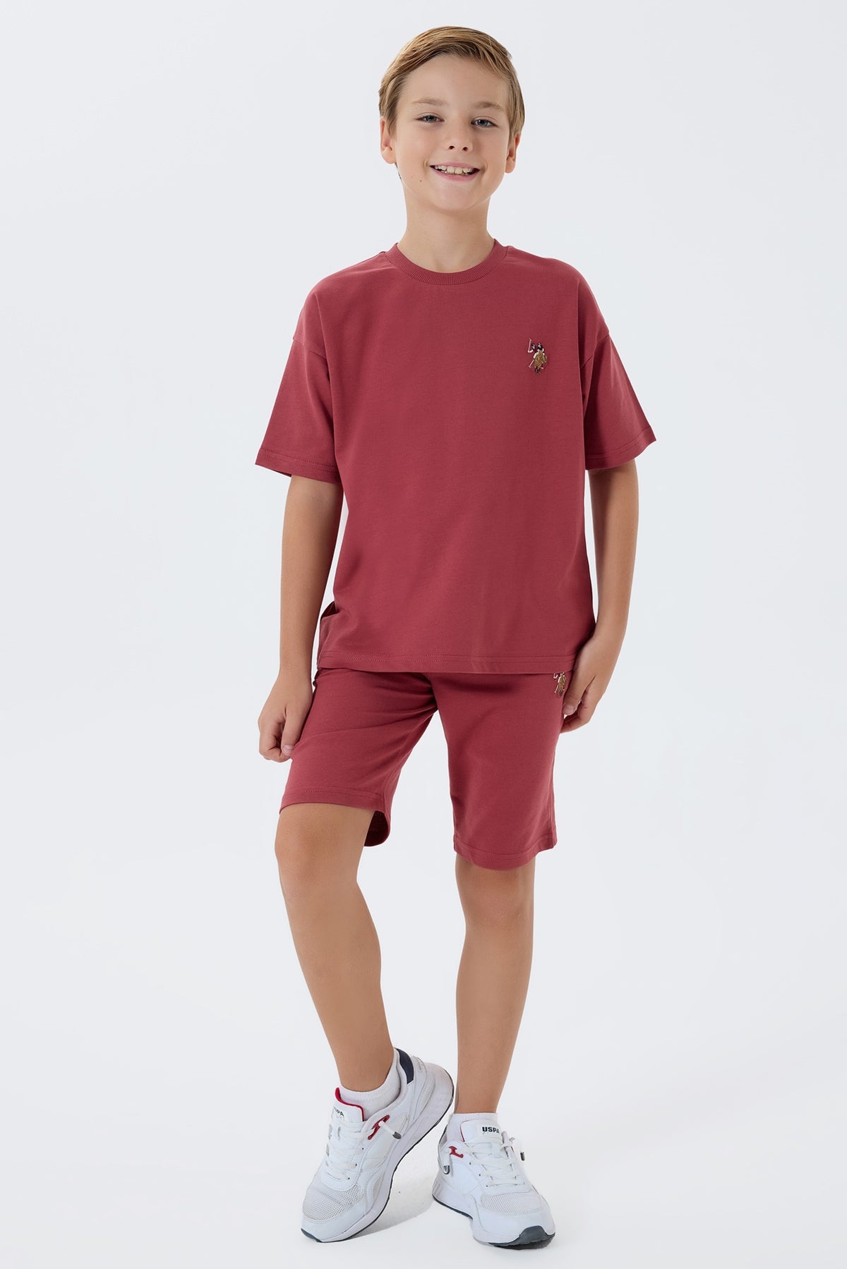 Set 2 Piese Băieți - Tricou Și Pantaloni Scurți Oversize Pe Roșu Caramiziu cu Logo Colorat