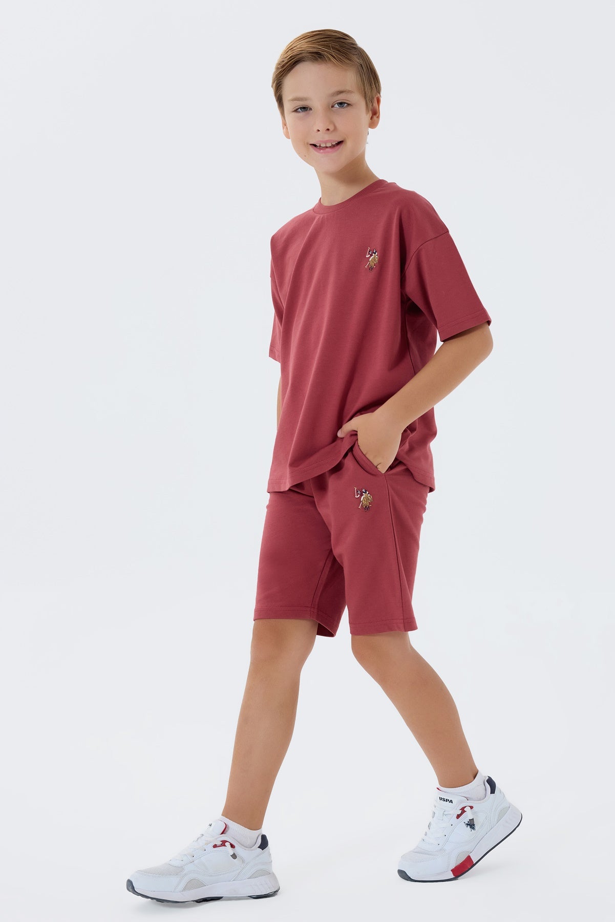 Set 2 Piese Băieți - Tricou Și Pantaloni Scurți Oversize Pe Roșu Caramiziu cu Logo Colorat