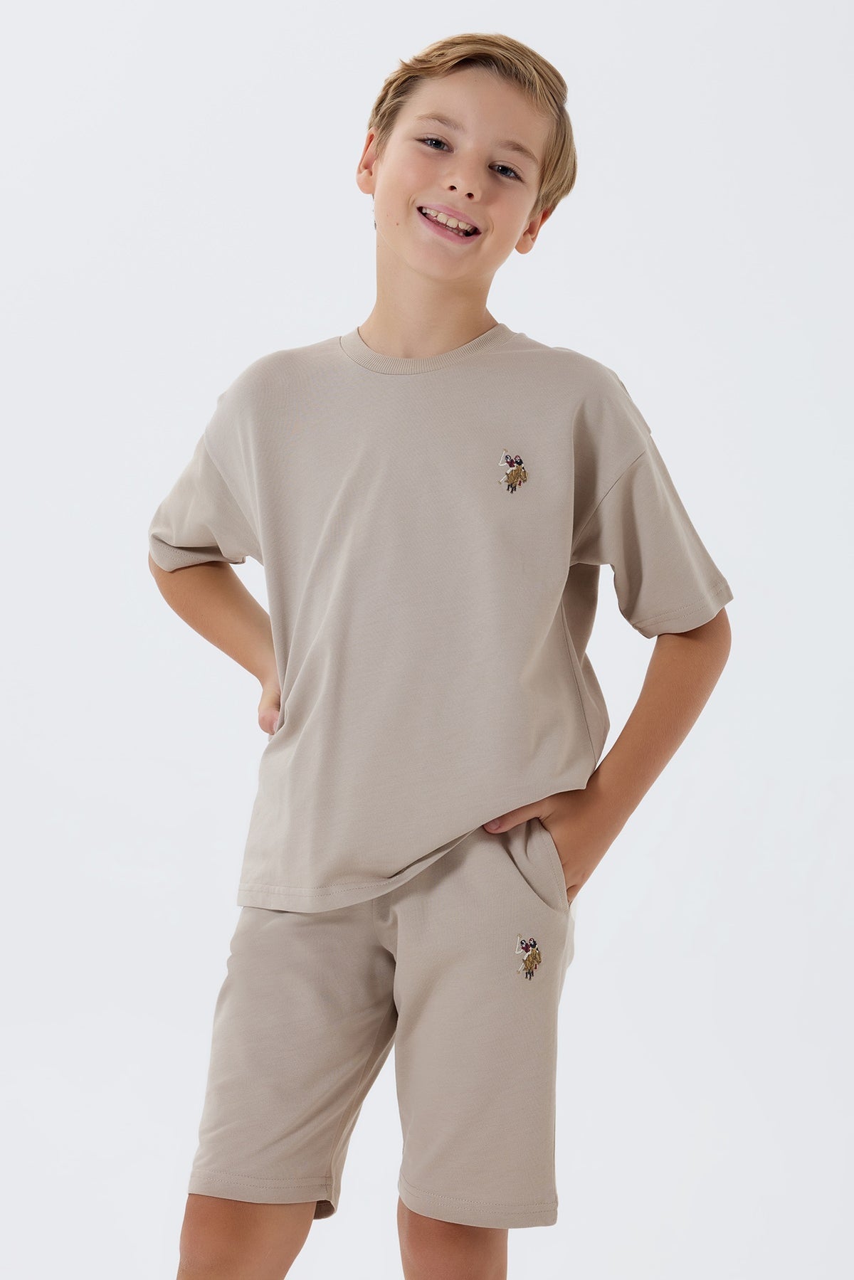 Set 2 Piese Băieți - Tricou Și Pantaloni Scurți Oversize Pe Bej Cu Logo Colorat