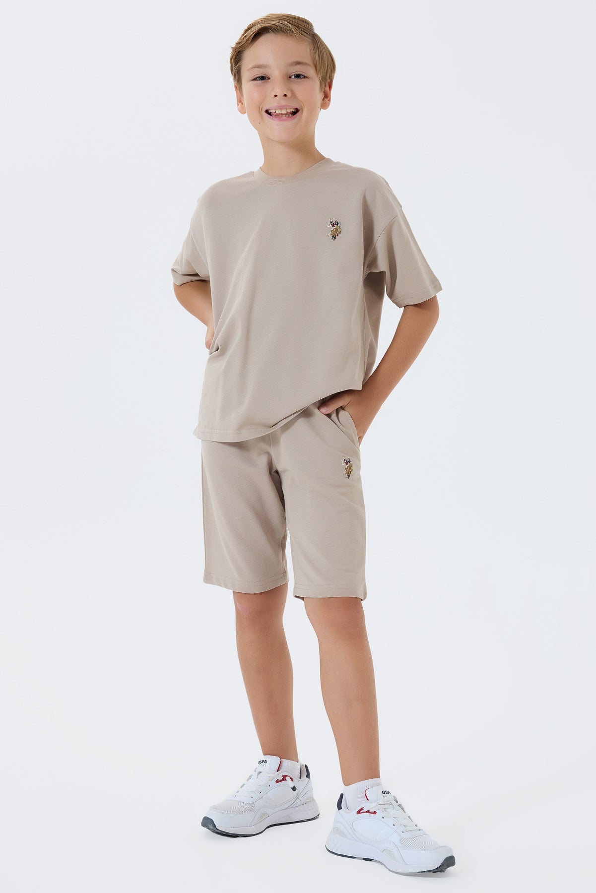 Set 2 Piese Băieți - Tricou Și Pantaloni Scurți Oversize Pe Bej Cu Logo Colorat