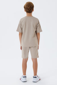 Set 2 Piese Băieți - Tricou Și Pantaloni Scurți Oversize Pe Bej Cu Logo Colorat