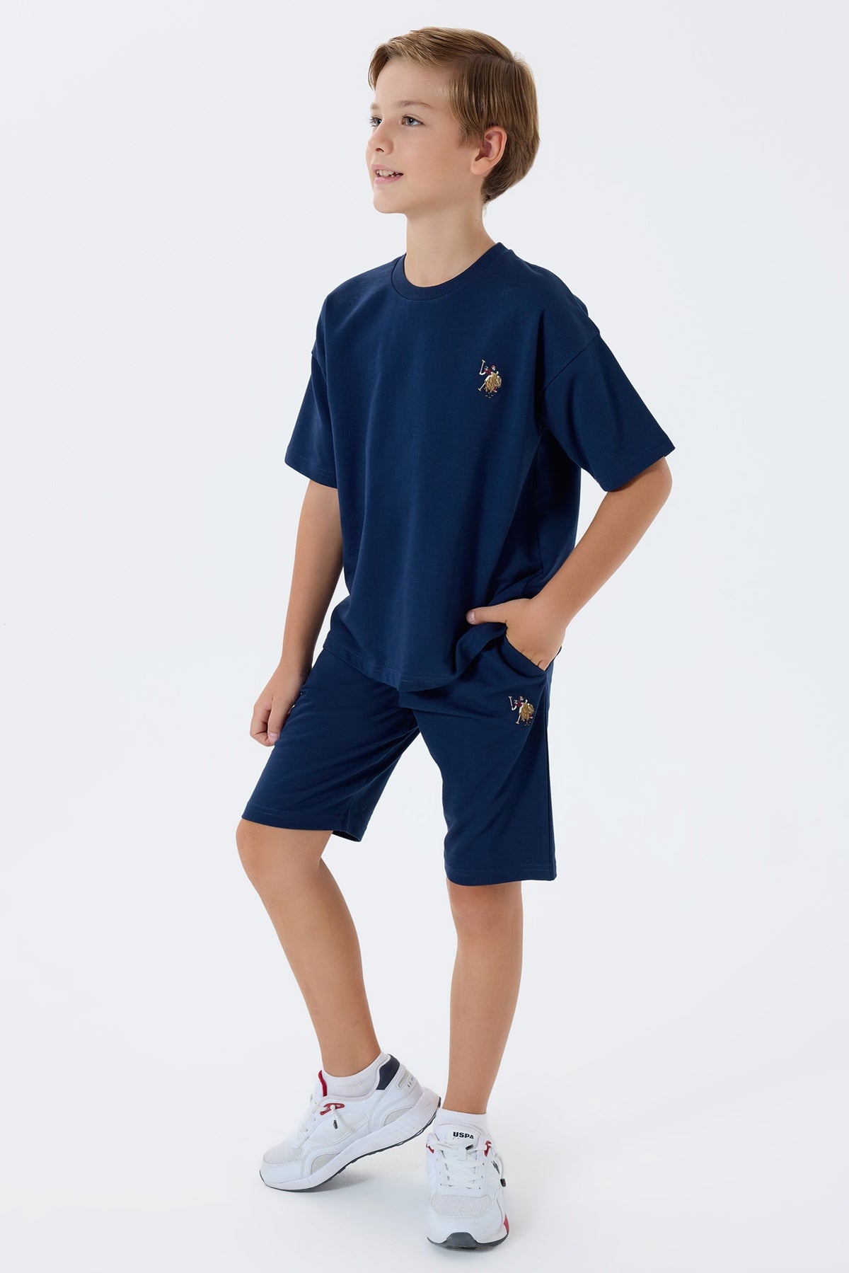 Set 2 Piese Băieți - Tricou Și Pantaloni Scurți Oversize Pe Bleumarin cu Logo Colorat