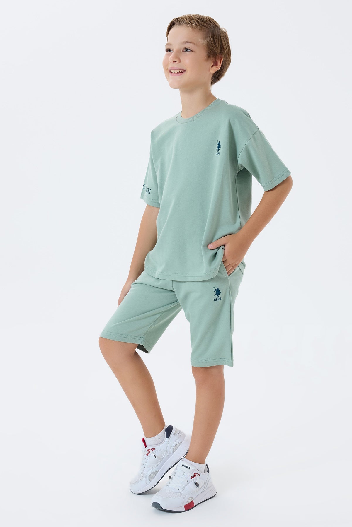 Set 2 Piese Băieți - Tricou Și Pantaloni Scurți Oversize Verde Pastel Cu Logo Brodat