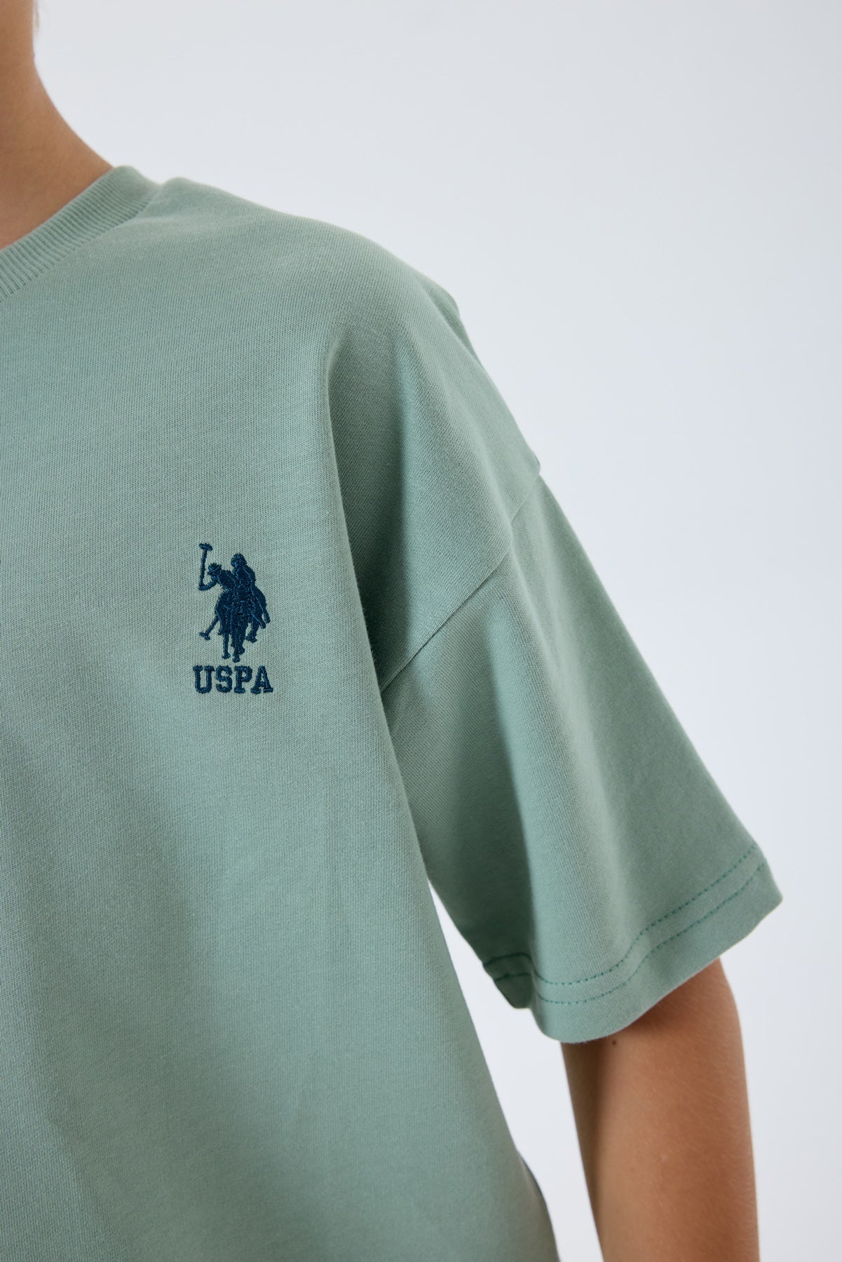 Set 2 Piese Băieți - Tricou Și Pantaloni Scurți Oversize Verde Pastel Cu Logo Brodat