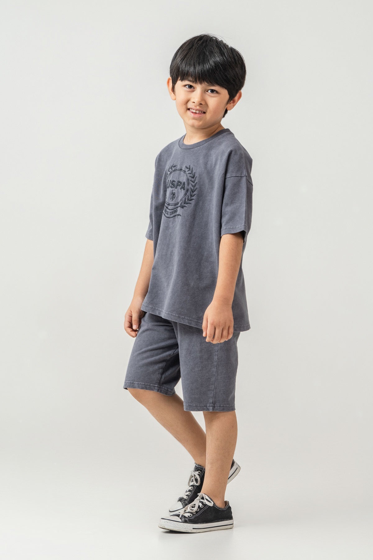 Set 2 Piese Băieți - Tricou Și Pantaloni Scurți Oversize Gri Antracit Cu Logo Brodat