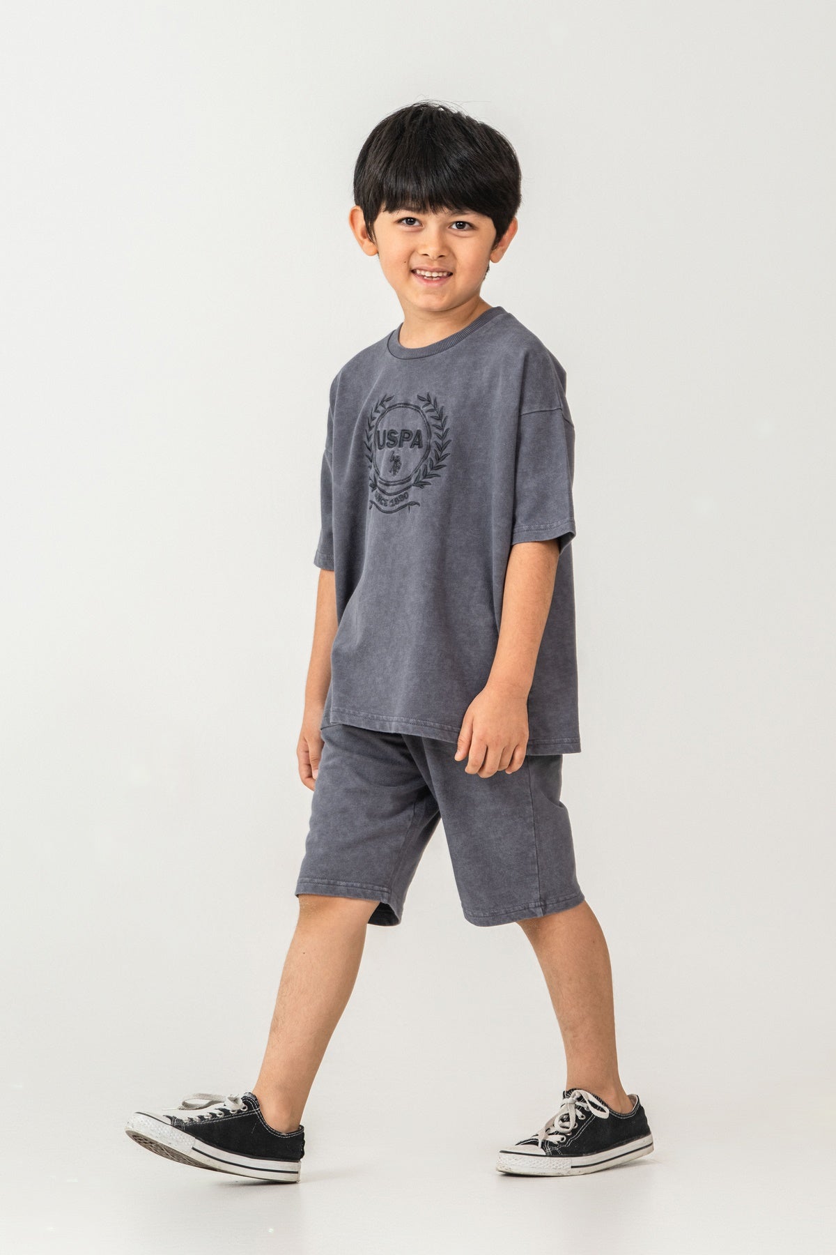 Set 2 Piese Băieți - Tricou Și Pantaloni Scurți Oversize Gri Antracit Cu Logo Brodat