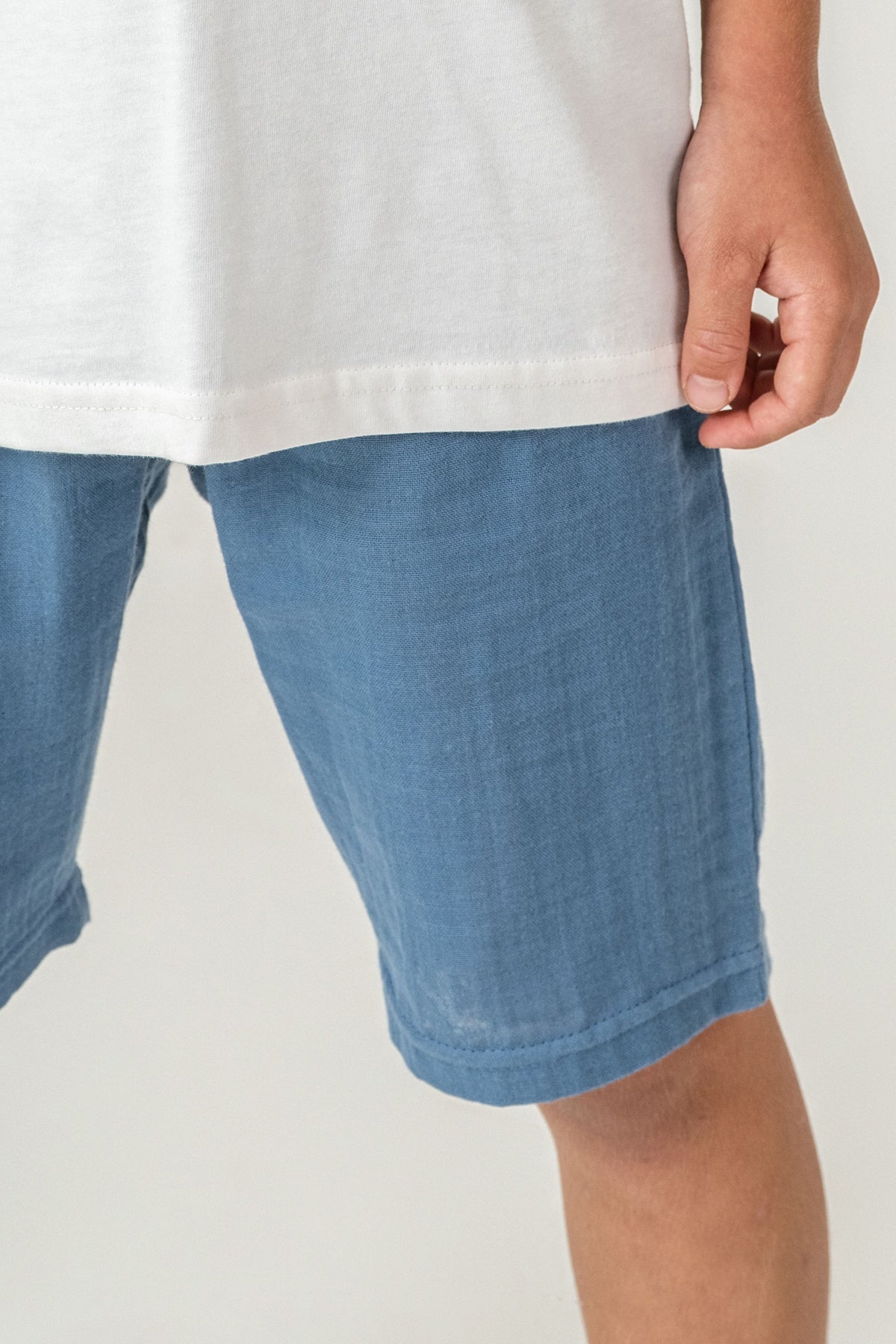 Set 2 Piese Băieți - Tricou Alb cu Print Logo Și Pantaloni Scurți Albastru Deschis