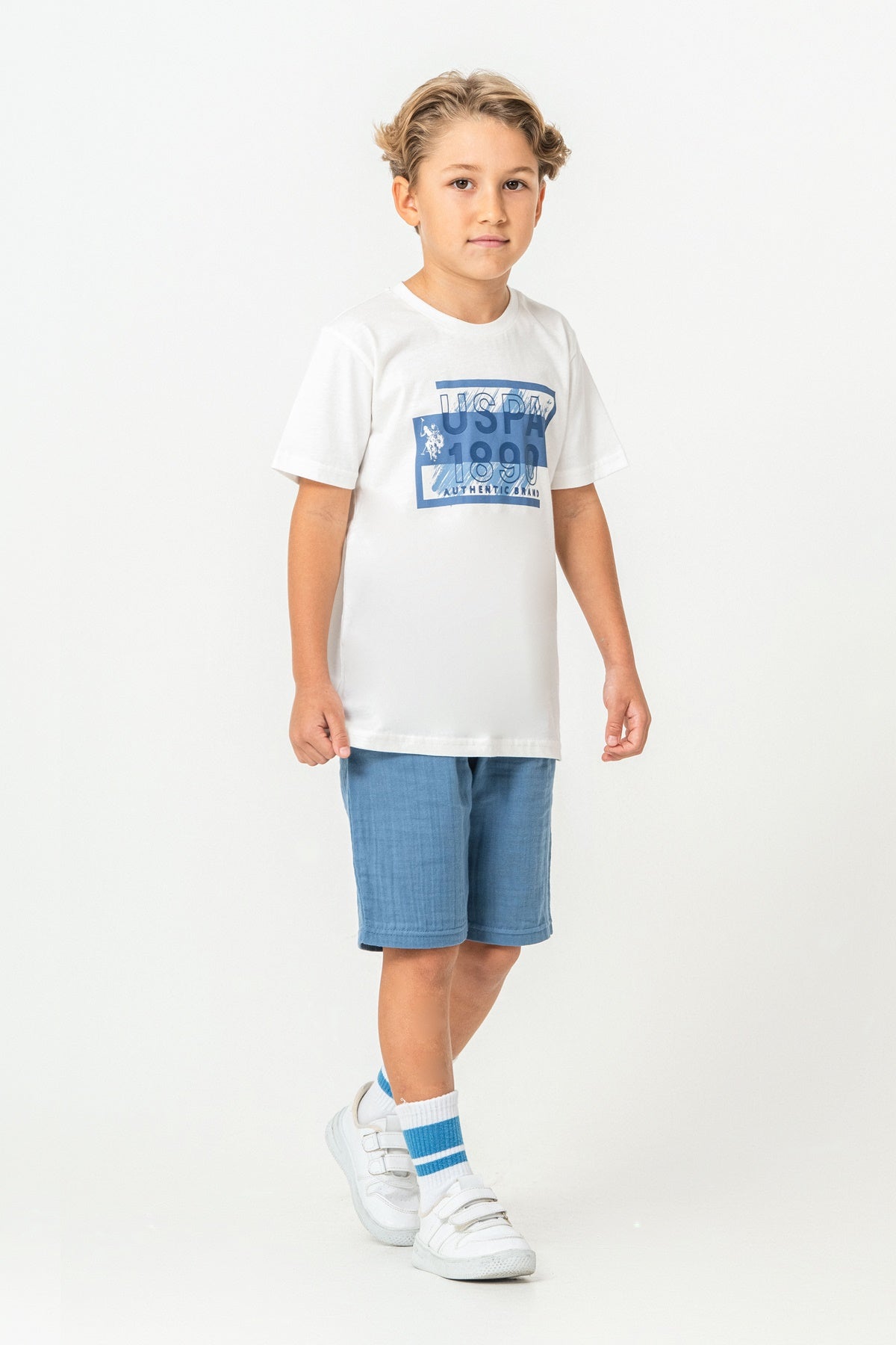 Set 2 Piese Băieți - Tricou Alb cu Print Logo Și Pantaloni Scurți Albastru Deschis
