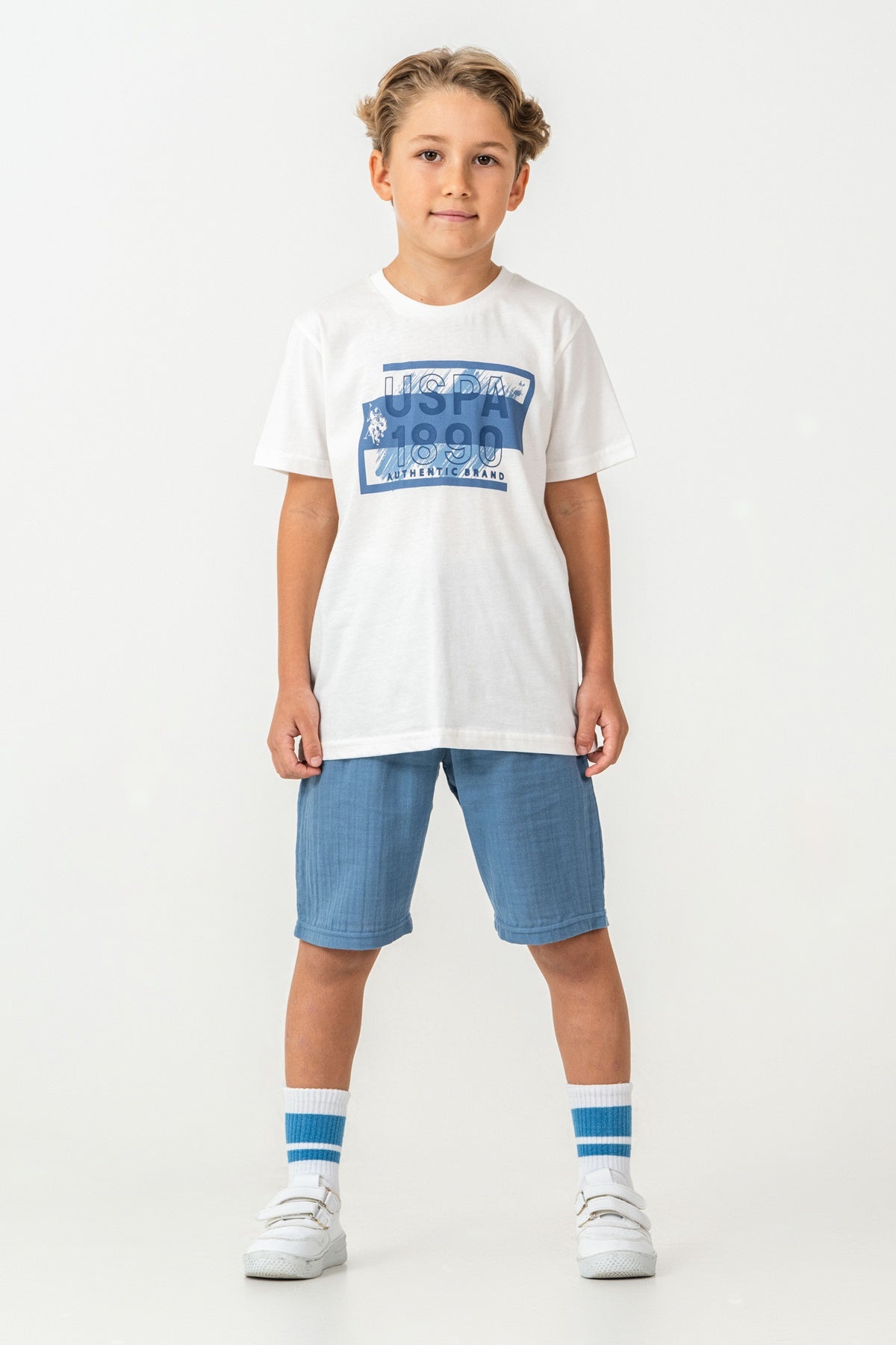 Set 2 Piese Băieți - Tricou Alb cu Print Logo Și Pantaloni Scurți Albastru Deschis