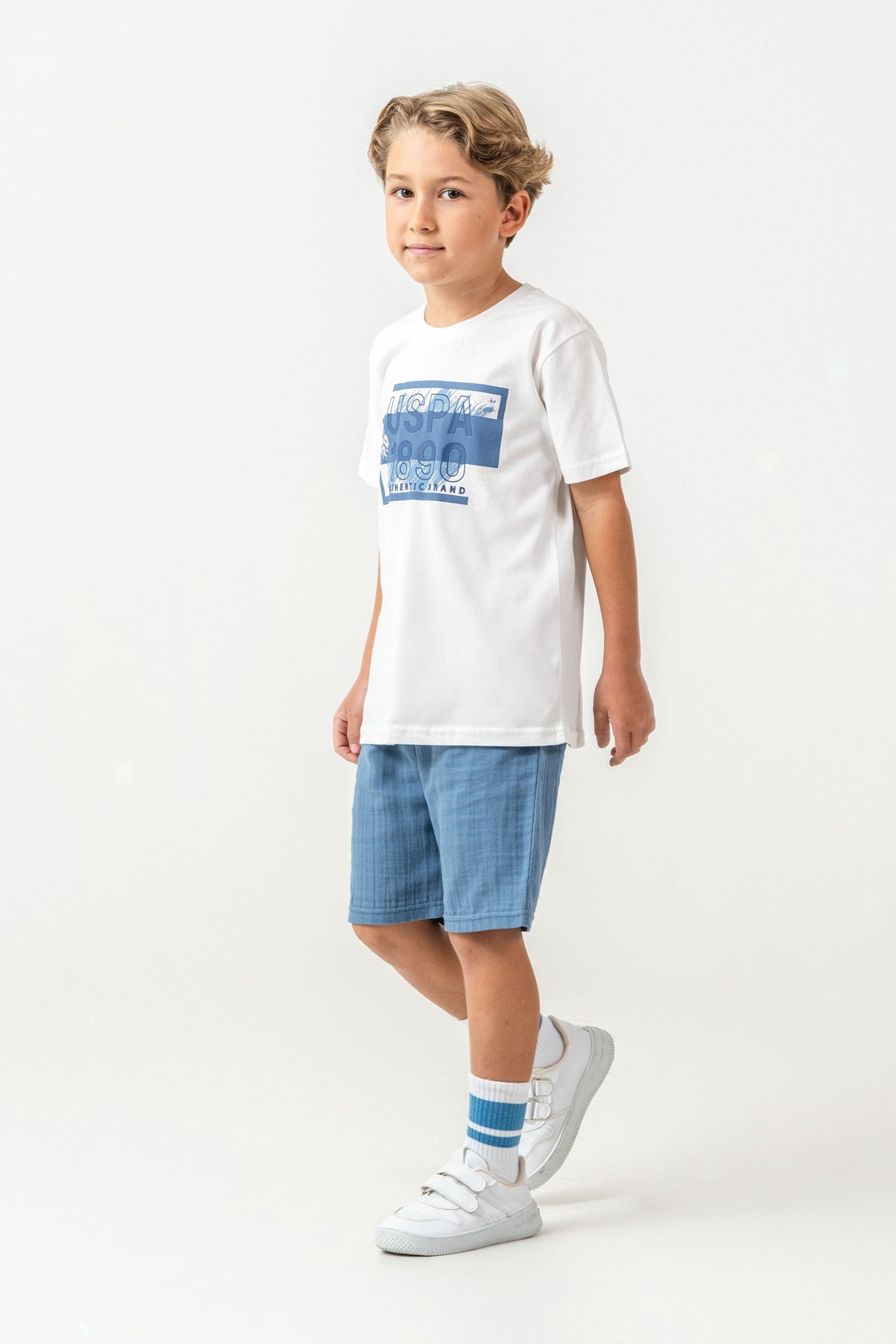Set 2 Piese Băieți - Tricou Alb cu Print Logo Și Pantaloni Scurți Albastru Deschis