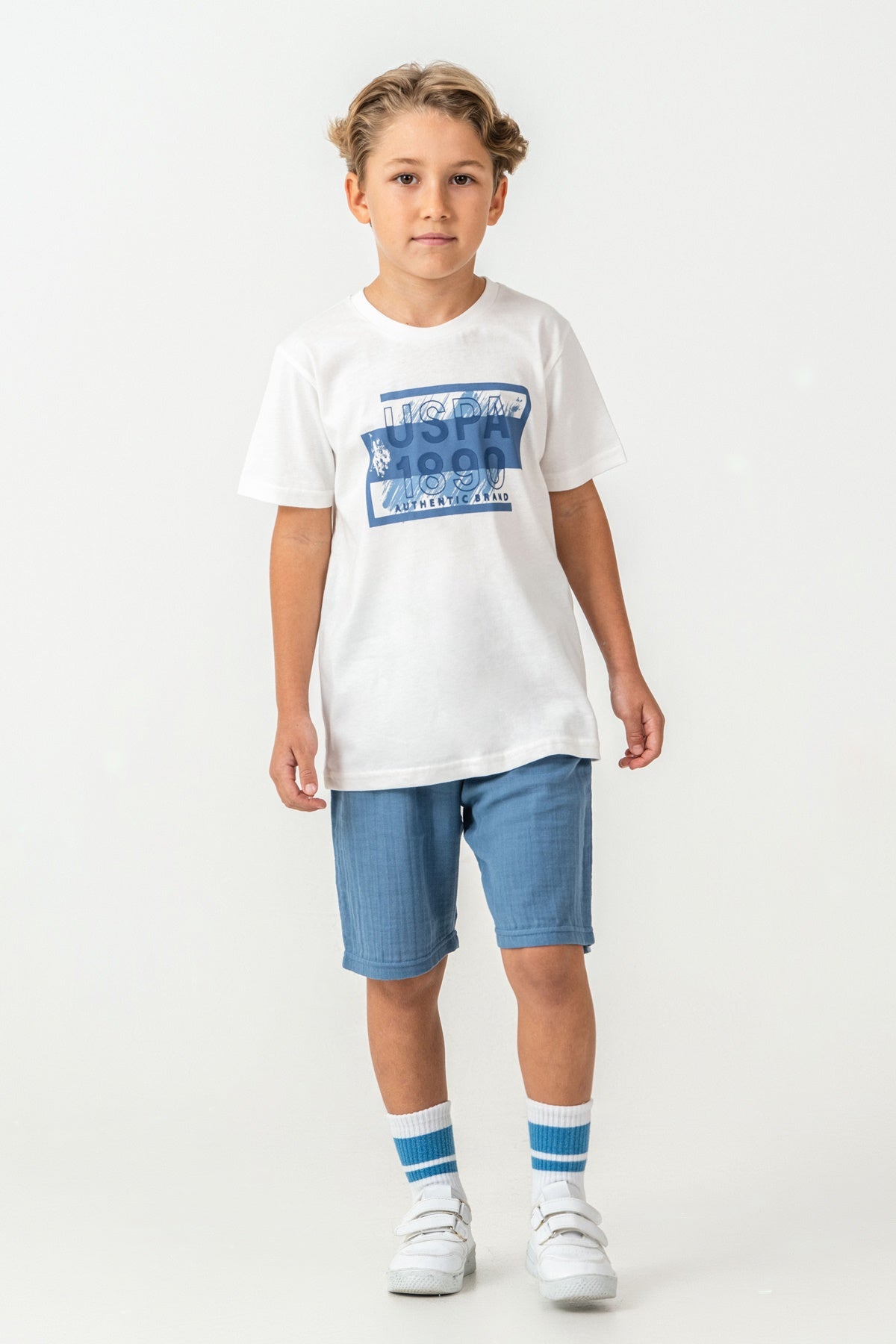 Set 2 Piese Băieți - Tricou Alb cu Print Logo Și Pantaloni Scurți Albastru Deschis