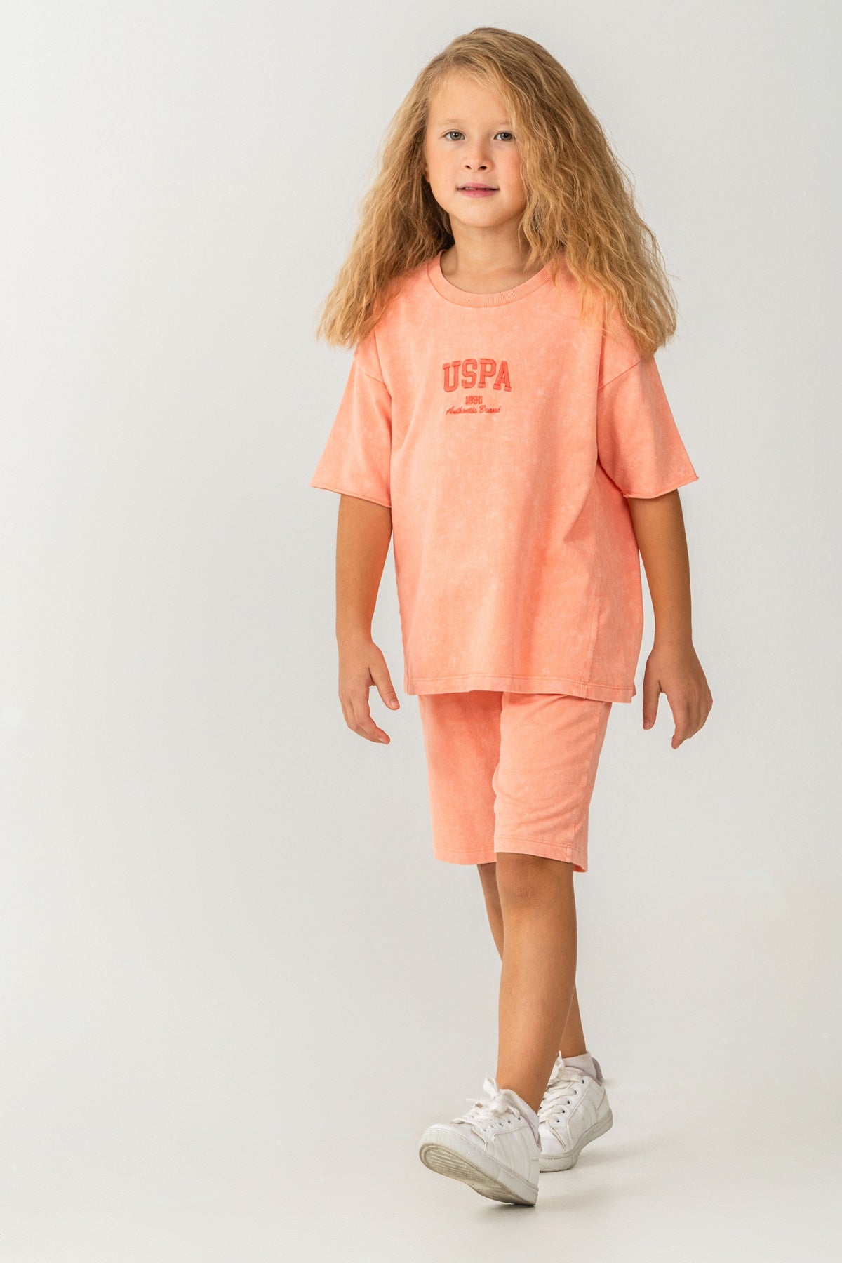 Set 2 Piese Fată - Tricou Și Pantaloni Scurți Oversize Orange Deschis Cu Logo USPA