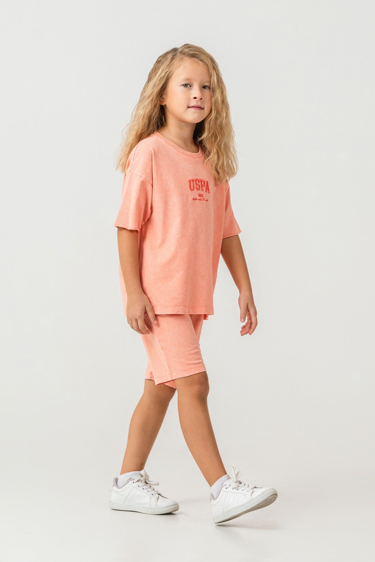 Set 2 Piese Fată - Tricou Și Pantaloni Scurți Oversize Orange Deschis Cu Logo USPA
