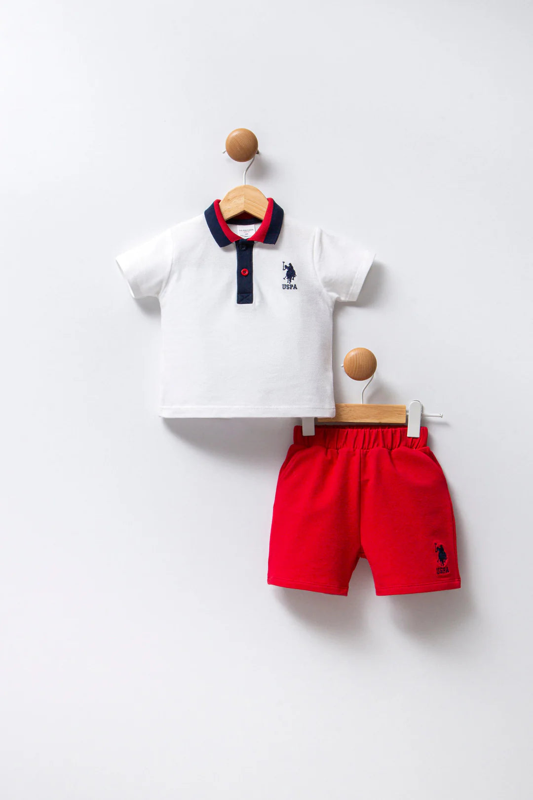 Set de Tricou Polo Alb si Pantaloni Scurti Rosii - 2 piese