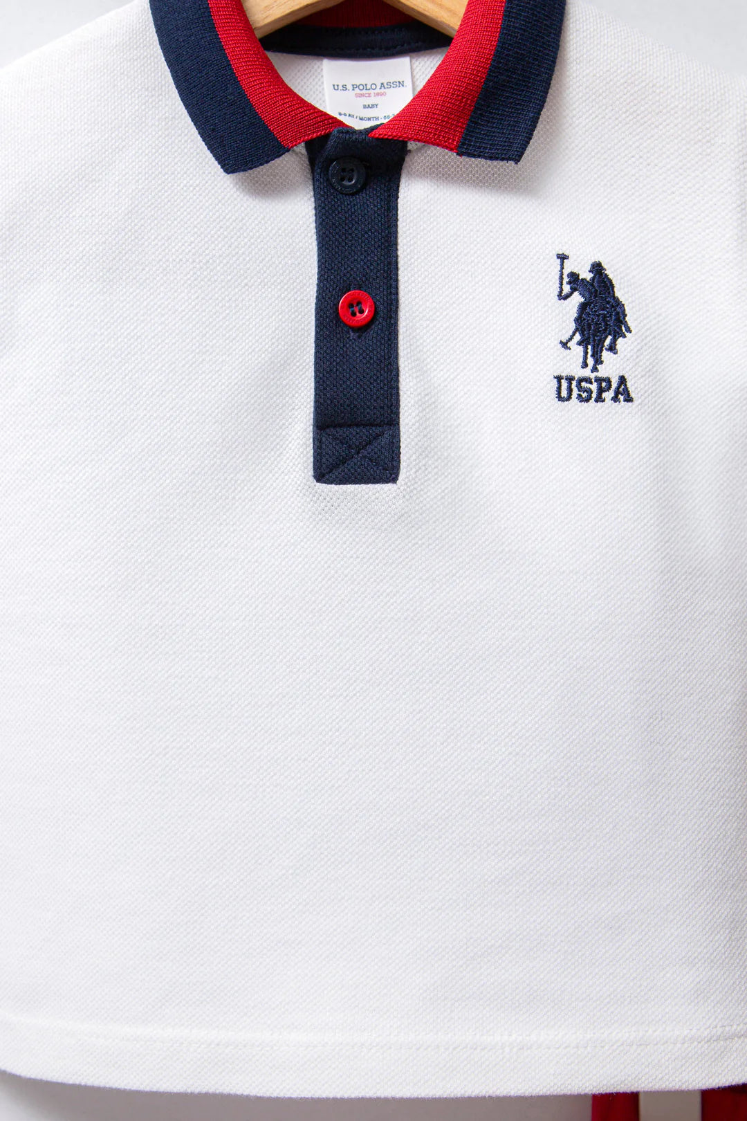 Set de Tricou Polo Alb si Pantaloni Scurti Rosii - 2 piese