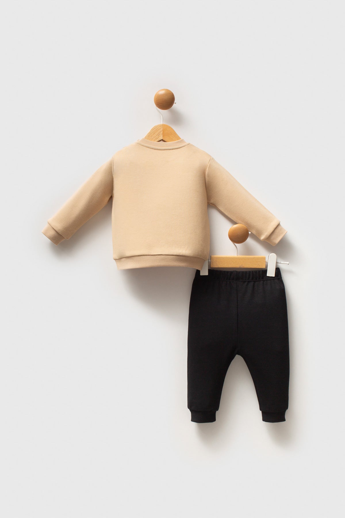 Set 2 Piese Pentru Baieti Bluza Bej si Pantaloni Negri