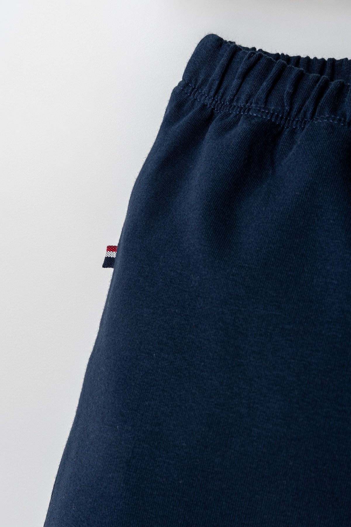 Set 2 Piese Băiețel Tricou Polo Alb Și Pantaloni Scurți Bleumarin Cu Logo Colorat