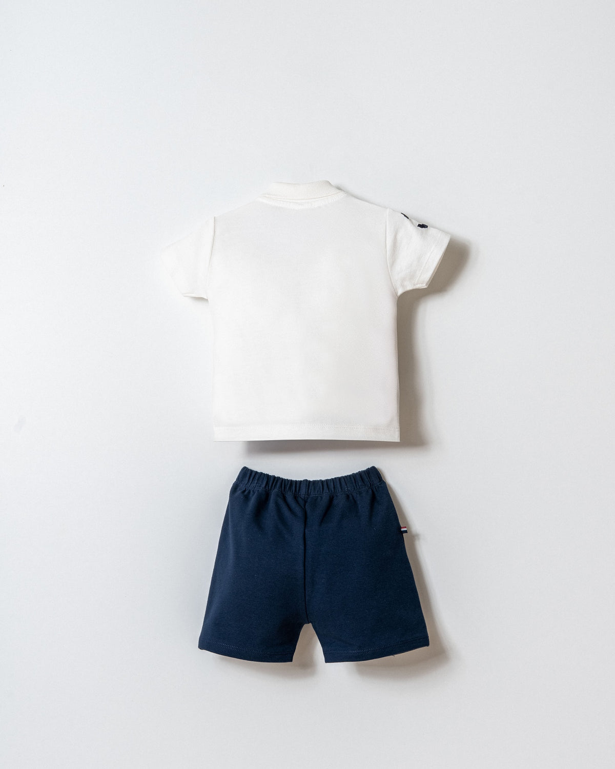 Set 2 Piese Băiețel Tricou Polo Alb Și Pantaloni Scurți Bleumarin Cu Logo Colorat