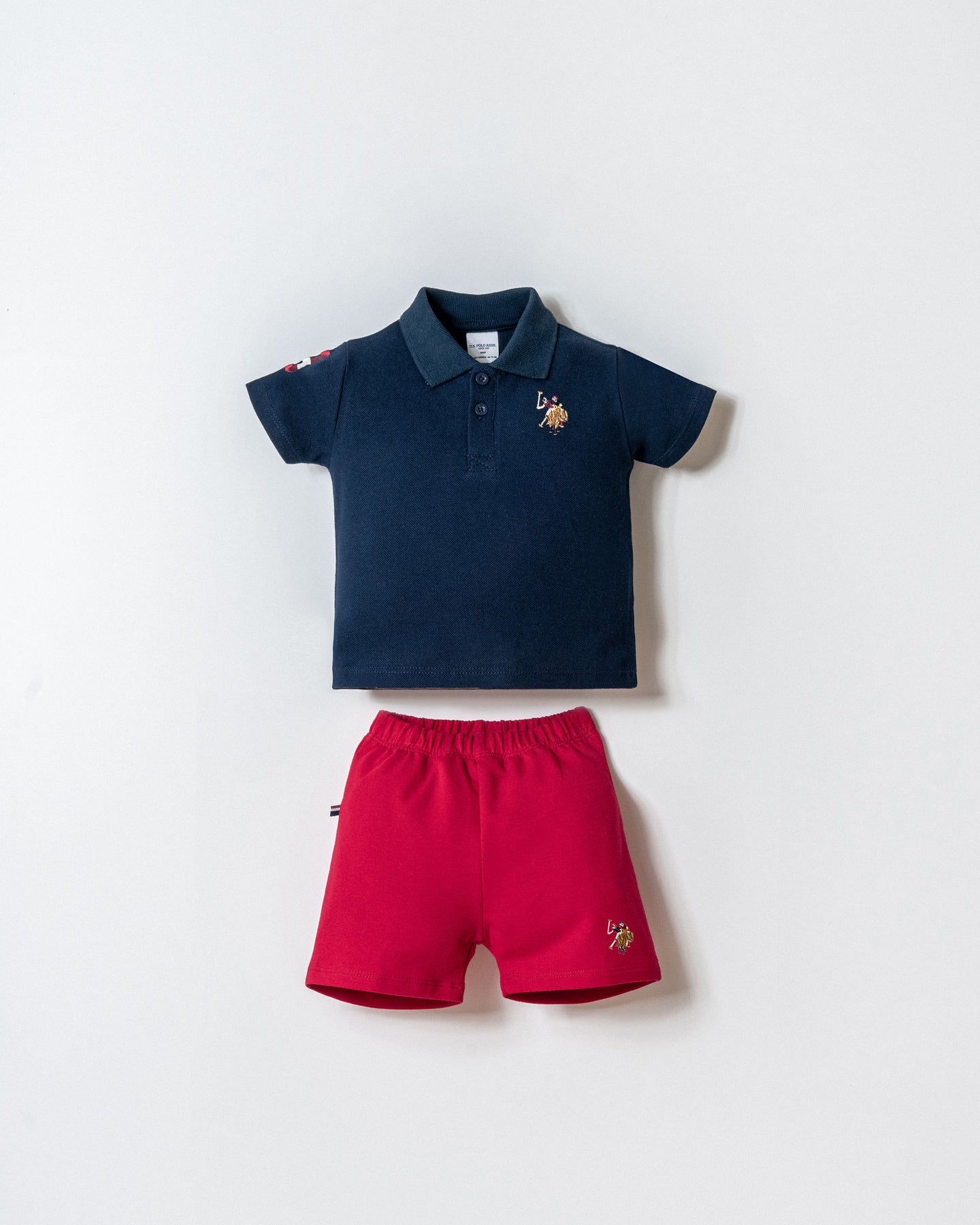 Set 2 Piese Băiețel Tricou Polo Bleumarin Și Pantaloni Scurți Roșu Cu Logo Colorat