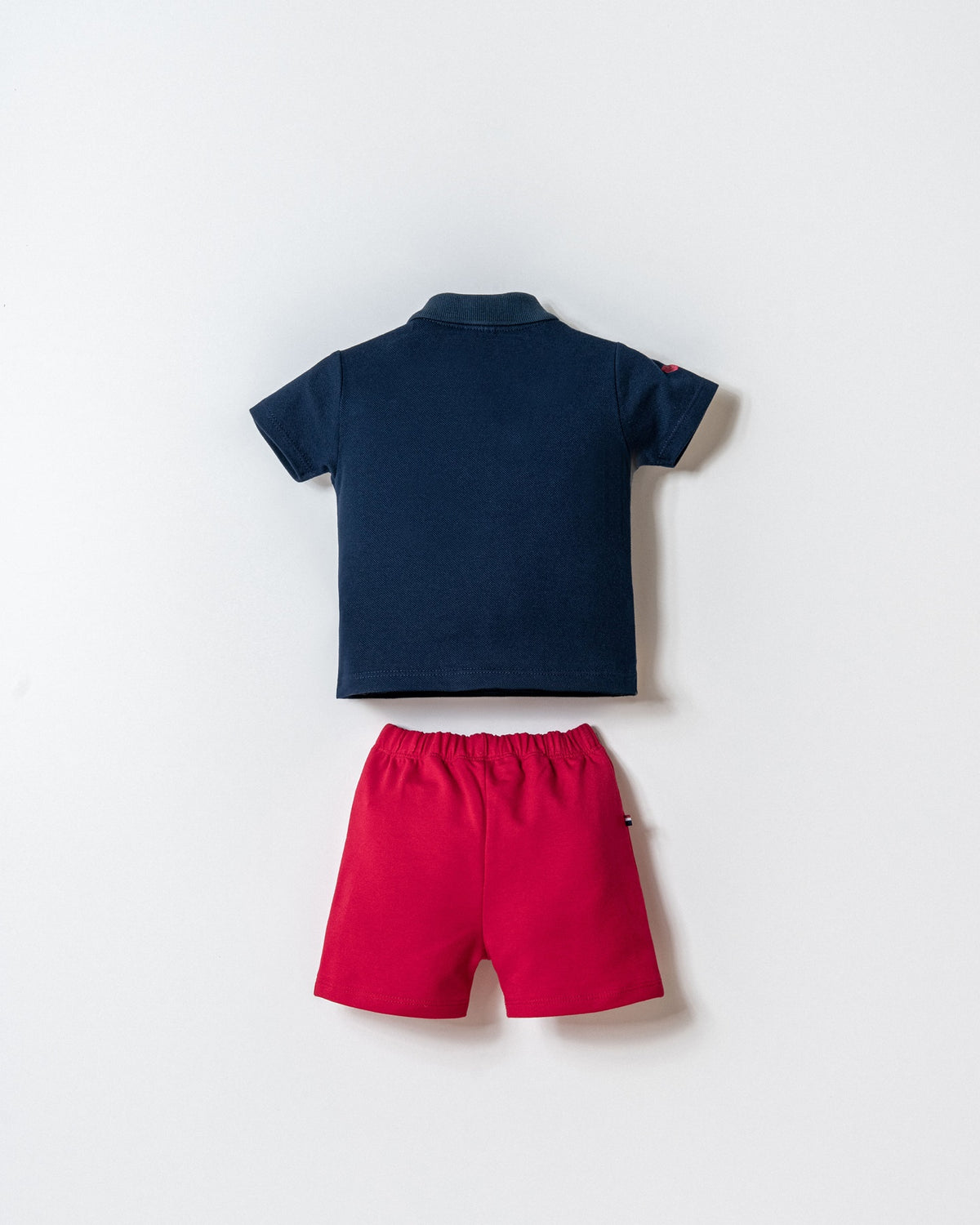 Set 2 Piese Băiețel Tricou Polo Bleumarin Și Pantaloni Scurți Roșu Cu Logo Colorat