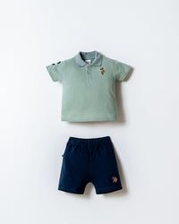 Set 2 Piese Băiețel Tricou Polo Verde Pal Și Pantaloni Scurți Bleumarin Cu Logo Colorat