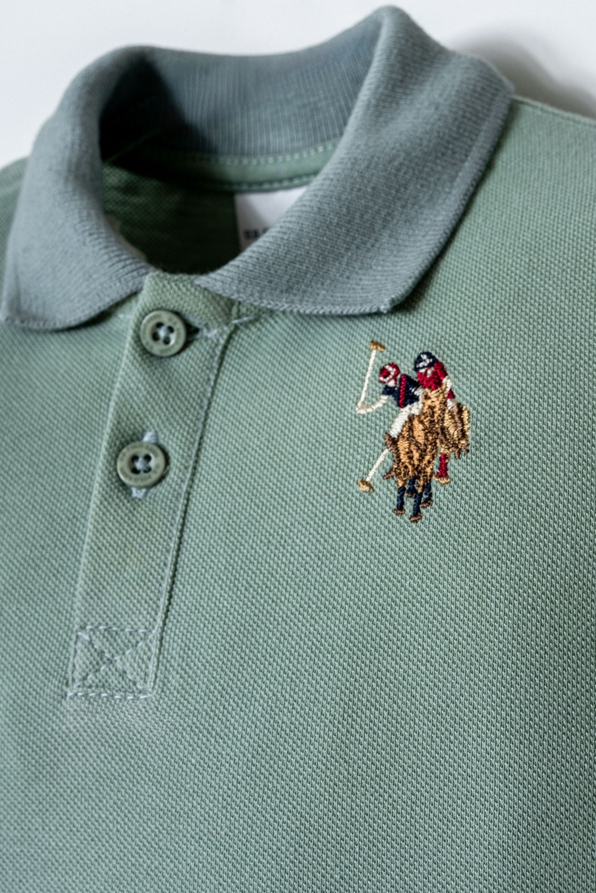 Set 2 Piese Băiețel Tricou Polo Verde Pal Și Pantaloni Scurți Bleumarin Cu Logo Colorat