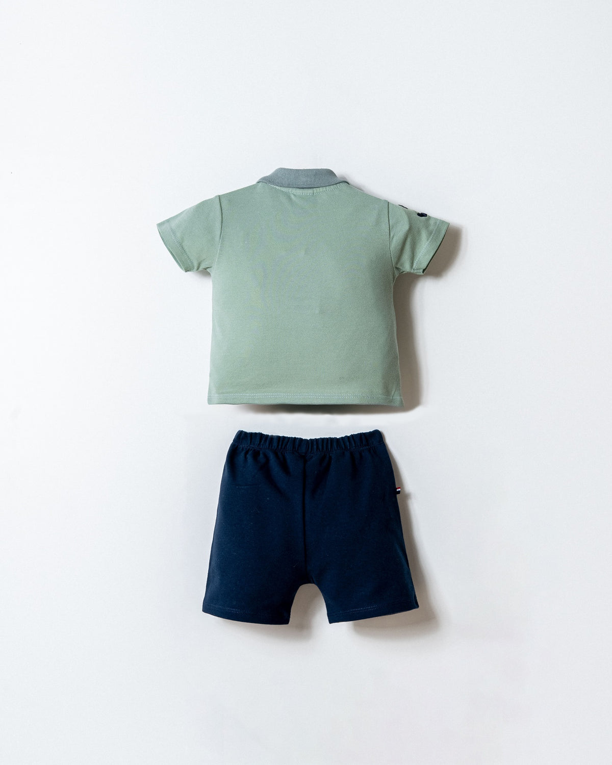 Set 2 Piese Băiețel Tricou Polo Verde Pal Și Pantaloni Scurți Bleumarin Cu Logo Colorat