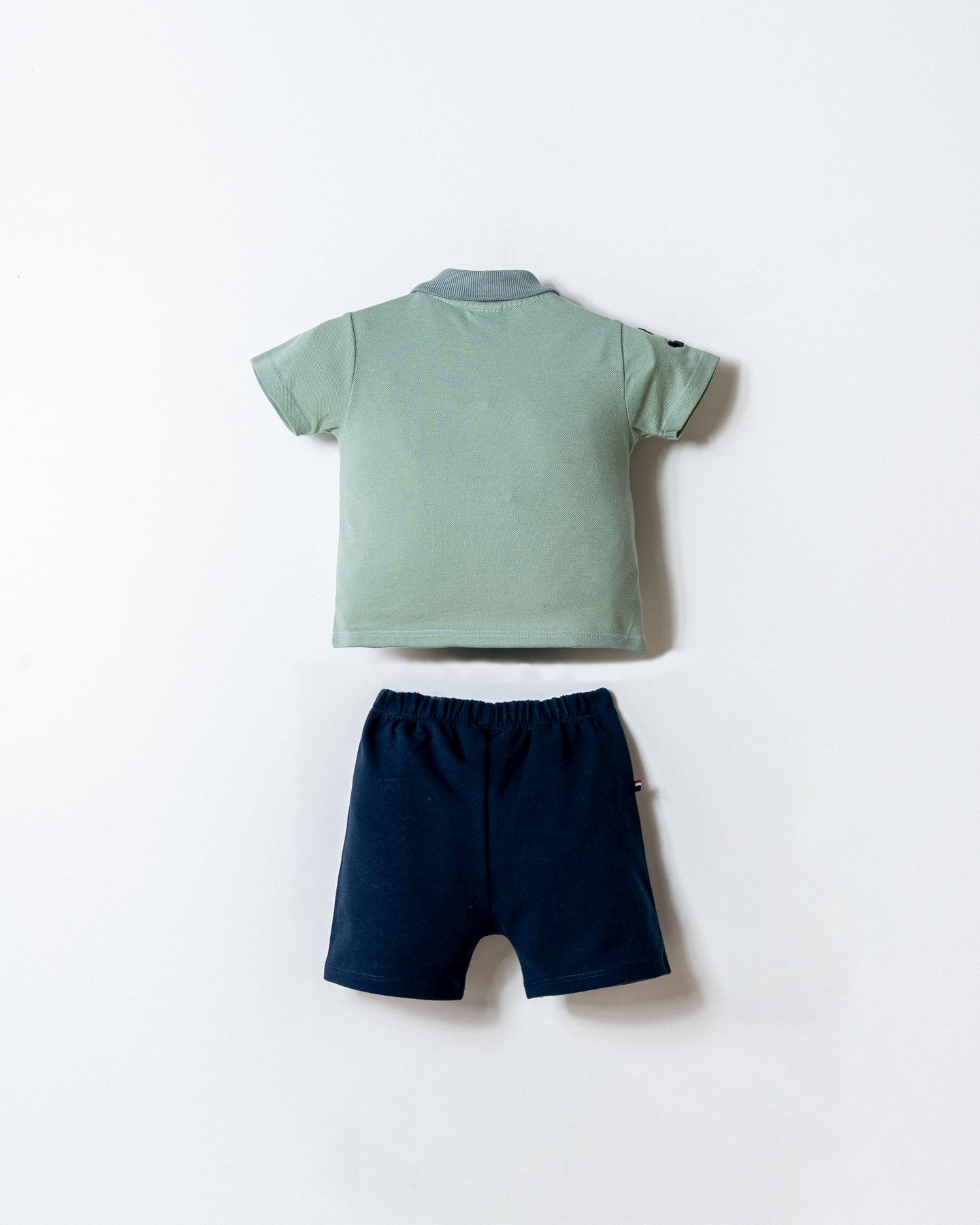 Set 2 Piese Băiețel Tricou Polo Verde Pal Și Pantaloni Scurți Bleumarin Cu Logo Colorat