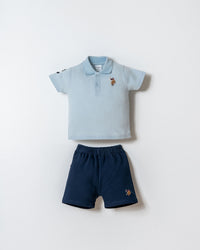Set 2 Piese Băiețel Tricou Polo Albastru Deschis Și Pantaloni Scurți Bleumarin Cu Logo Colorat