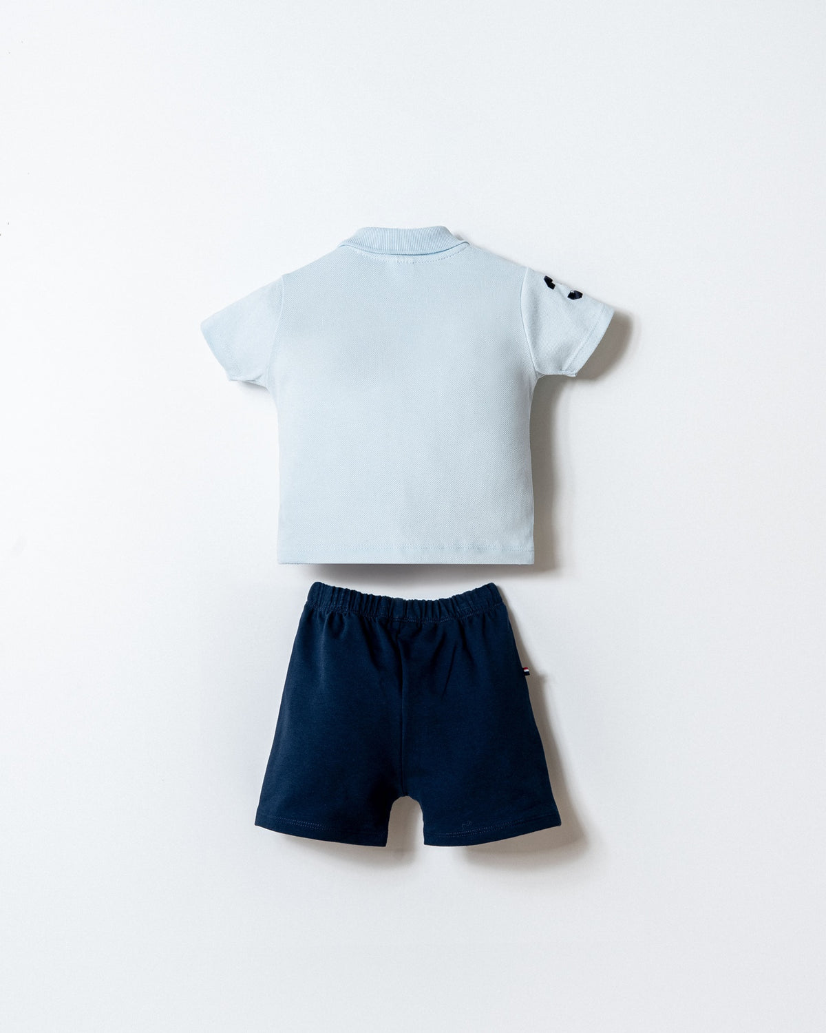 Set 2 Piese Băiețel Tricou Polo Albastru Deschis Și Pantaloni Scurți Bleumarin Cu Logo Colorat