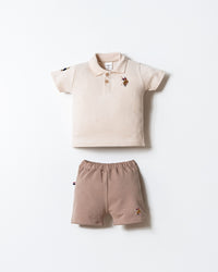 Set 2 Piese Băiețel Tricou Polo Și Pantaloni Scurți Bej Cu Logo Colorat