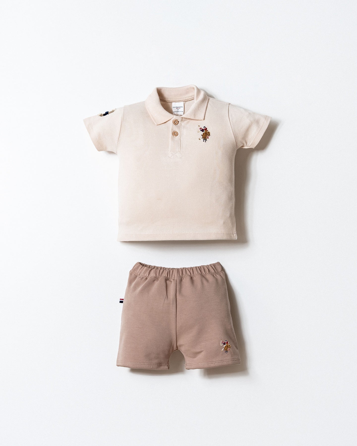 Set 2 Piese Băiețel Tricou Polo Și Pantaloni Scurți Bej Cu Logo Colorat