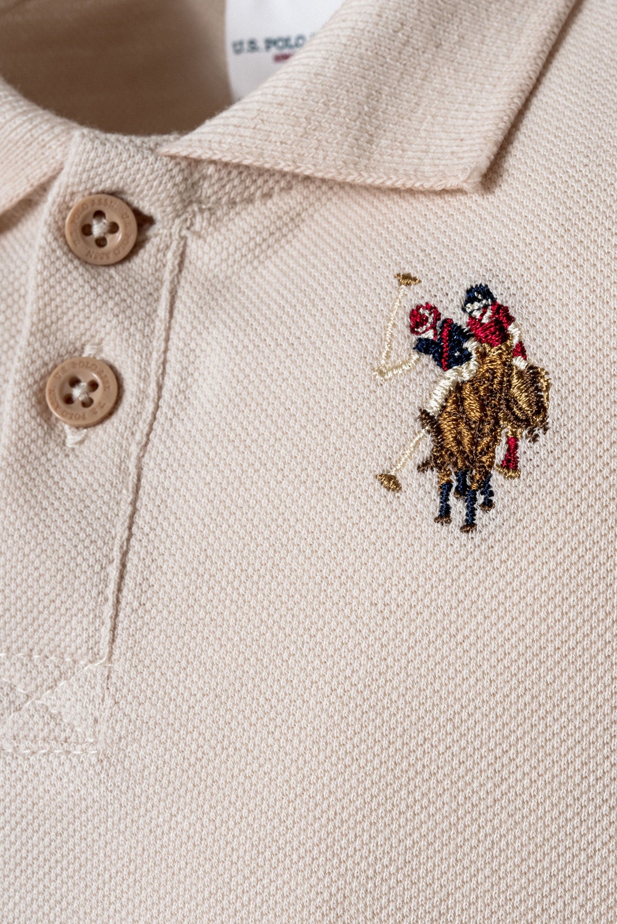 Set 2 Piese Băiețel Tricou Polo Și Pantaloni Scurți Bej Cu Logo Colorat