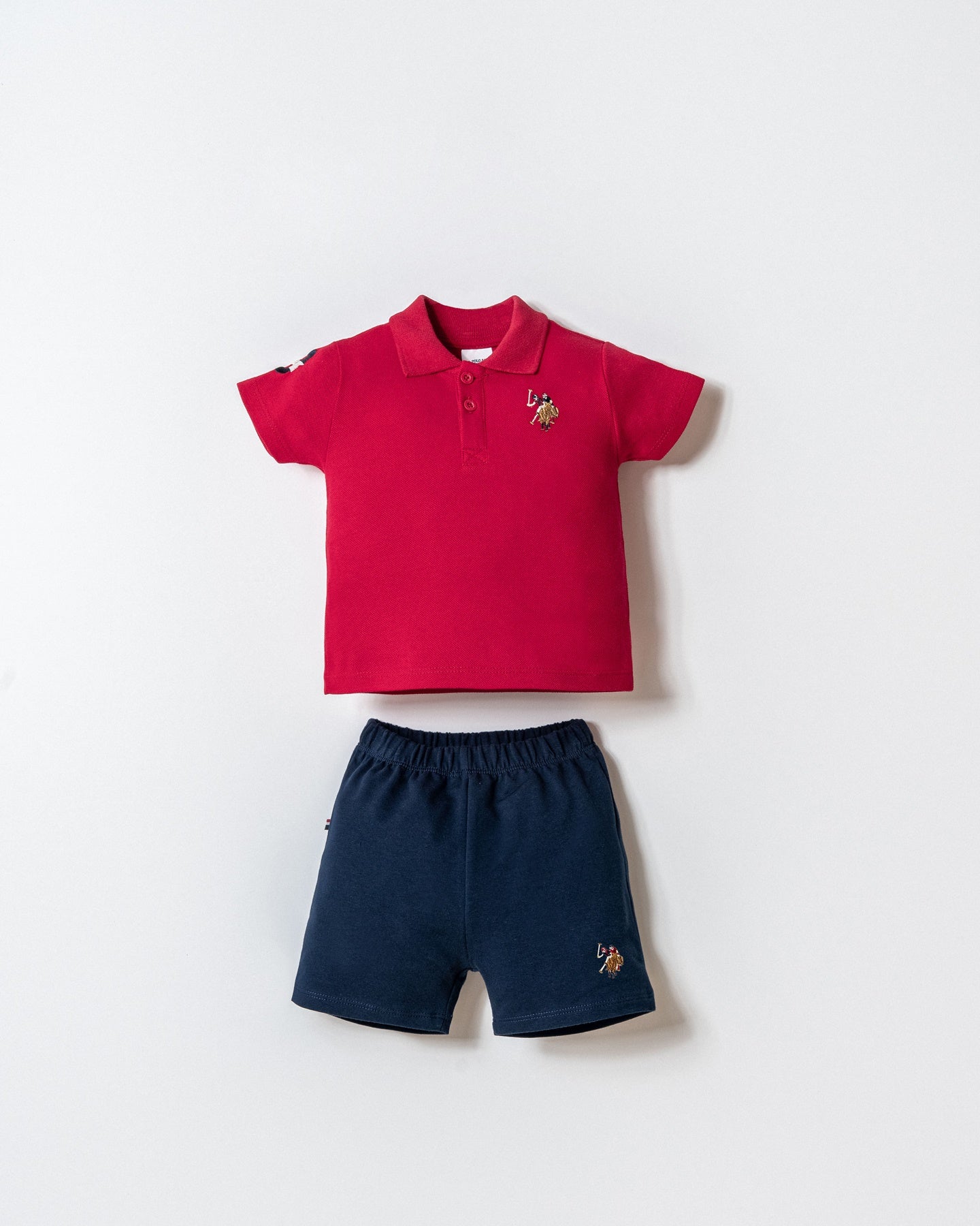 Set 2 Piese Băiețel Tricou Polo Roșu Și Pantaloni Scurți Bleumarin Cu Logo Colorat