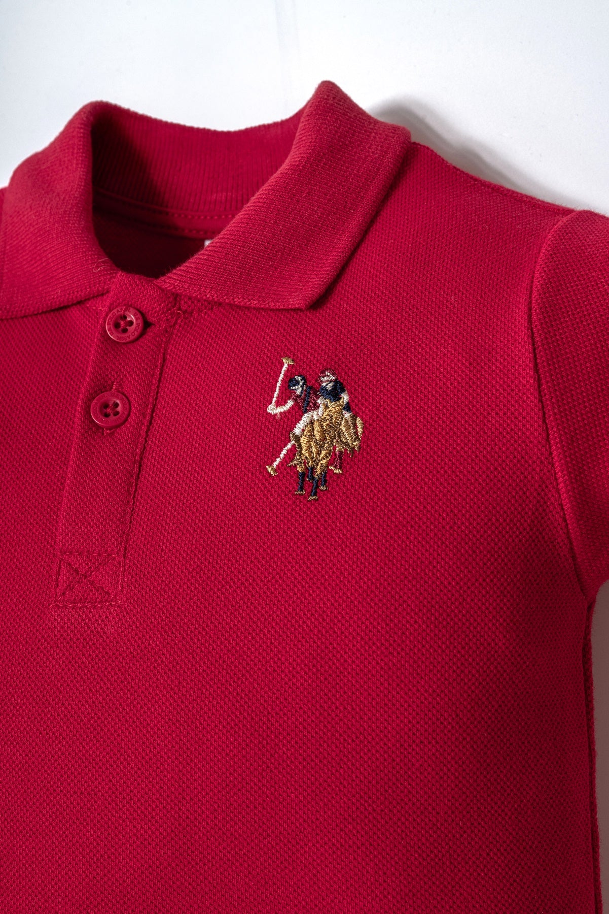 Set 2 Piese Băiețel Tricou Polo Roșu Și Pantaloni Scurți Bleumarin Cu Logo Colorat