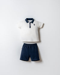 Set 2 Piese Băiețel Tricou Polo Alb Și Pantaloni Scurți Bleumarin Cu Logo Brodat