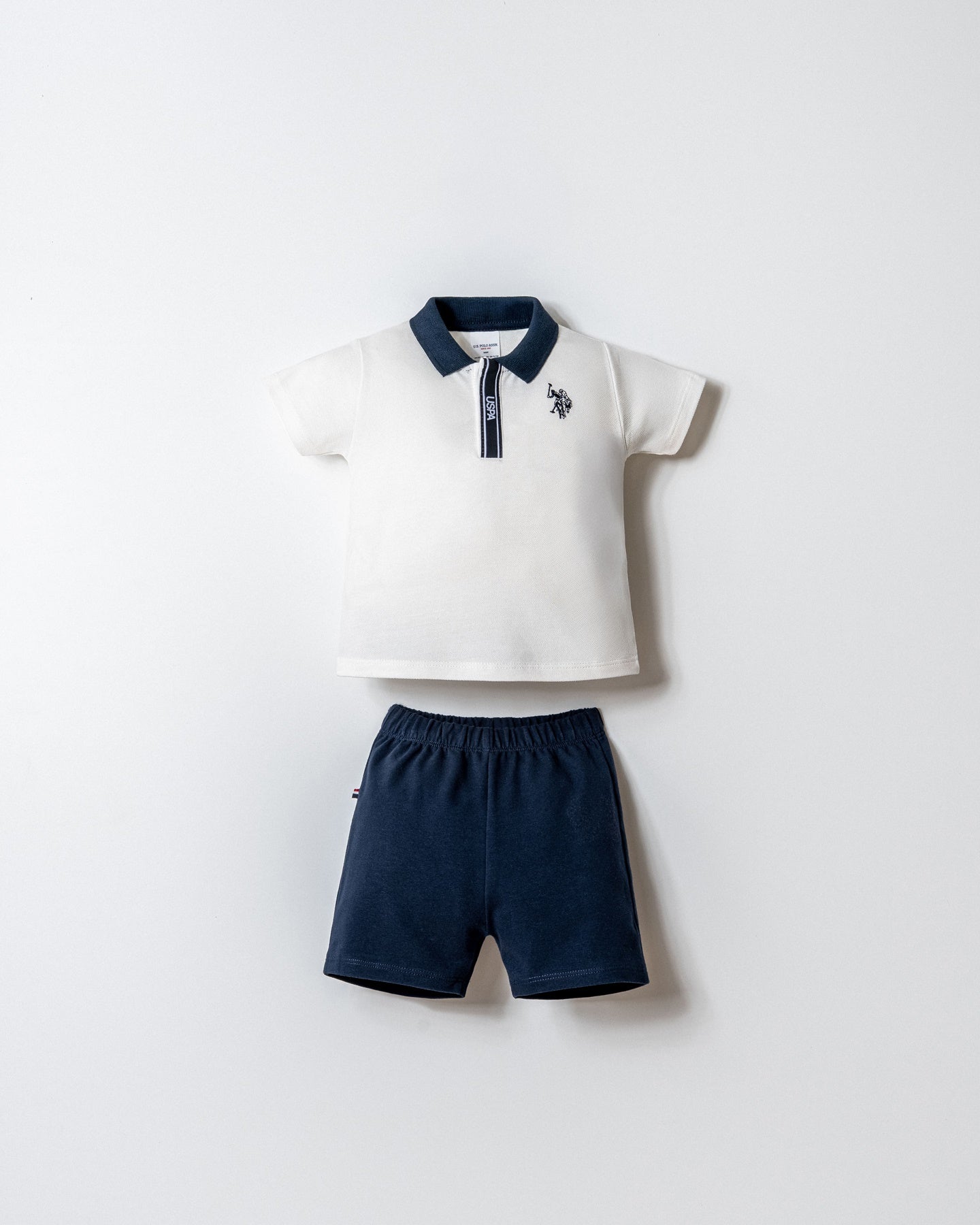 Set 2 Piese Băiețel Tricou Polo Alb Și Pantaloni Scurți Bleumarin Cu Logo Brodat
