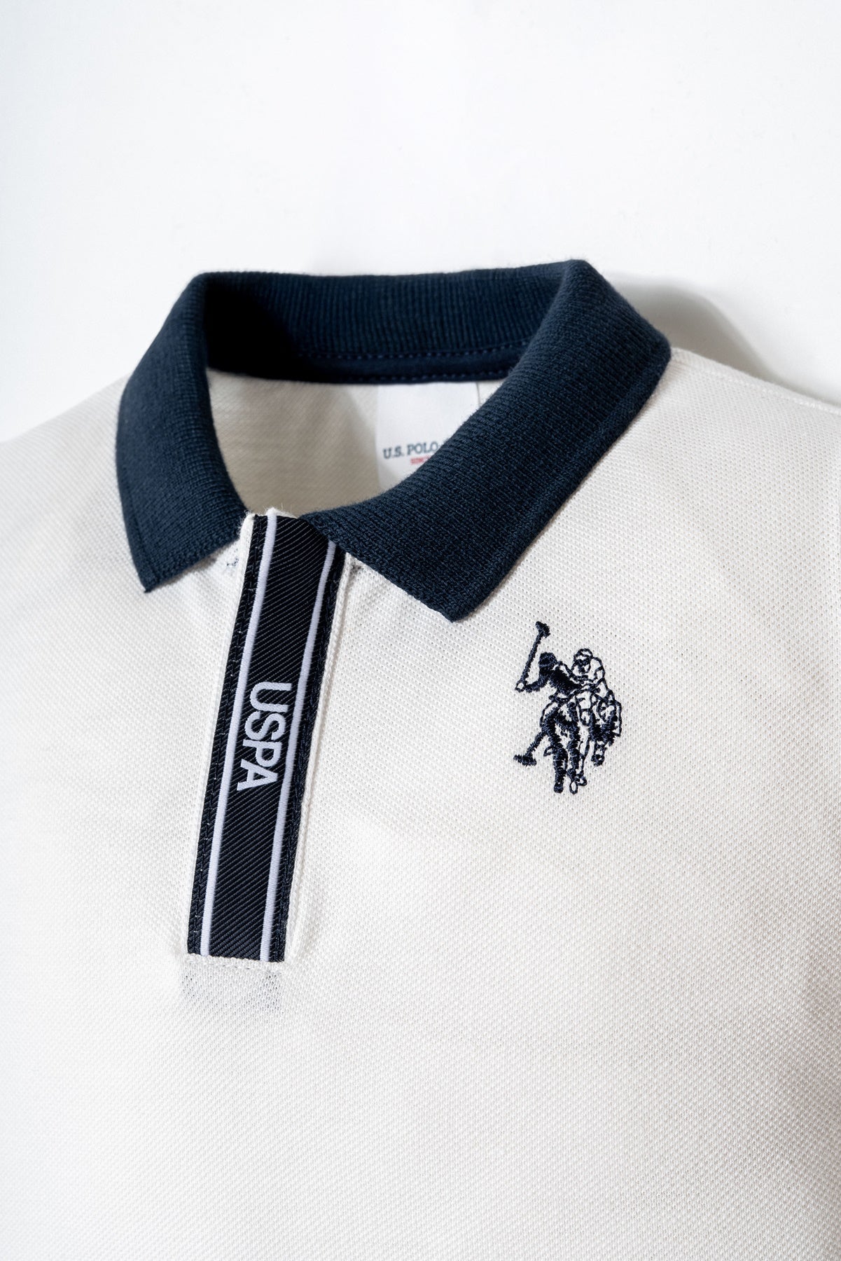 Set 2 Piese Băiețel Tricou Polo Alb Și Pantaloni Scurți Bleumarin Cu Logo Brodat