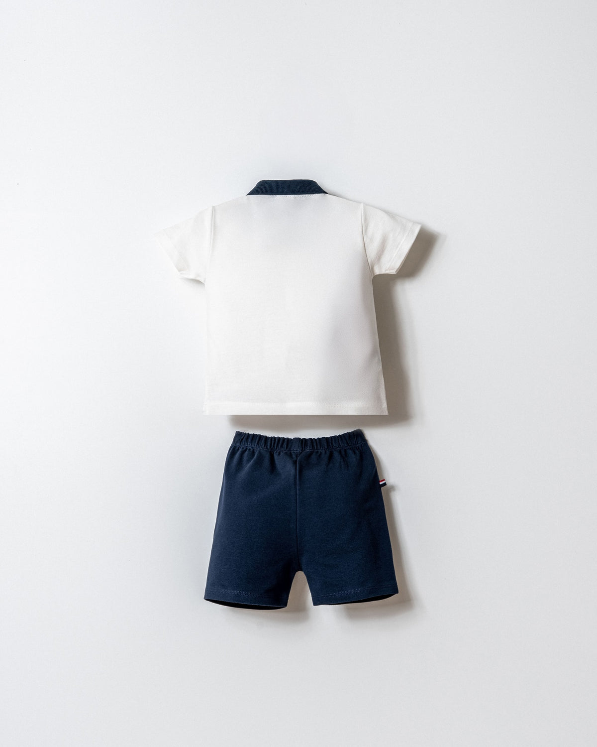 Set 2 Piese Băiețel Tricou Polo Alb Și Pantaloni Scurți Bleumarin Cu Logo Brodat