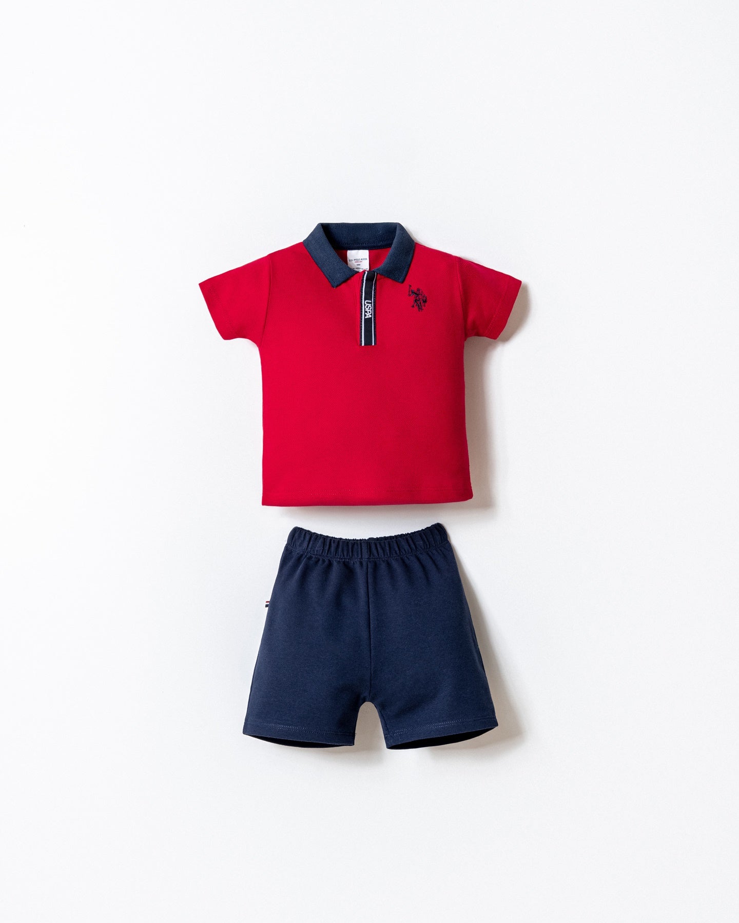 Set 2 Piese Băiețel Tricou Polo Roșu Și Pantaloni Scurți Bleumarin Cu Logo Brodat