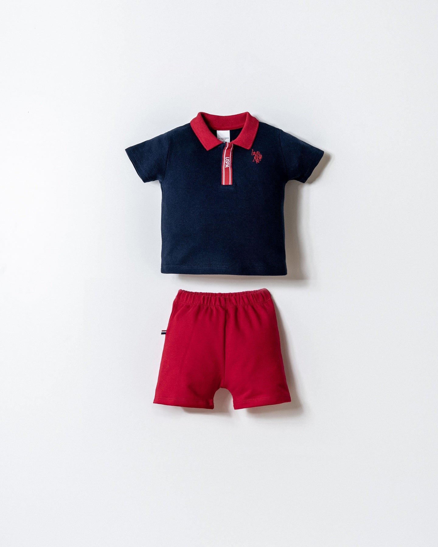 Set 2 Piese Băiețel Tricou Polo Bleumarin Și Pantaloni Scurți Roșu Cu Logo Brodat