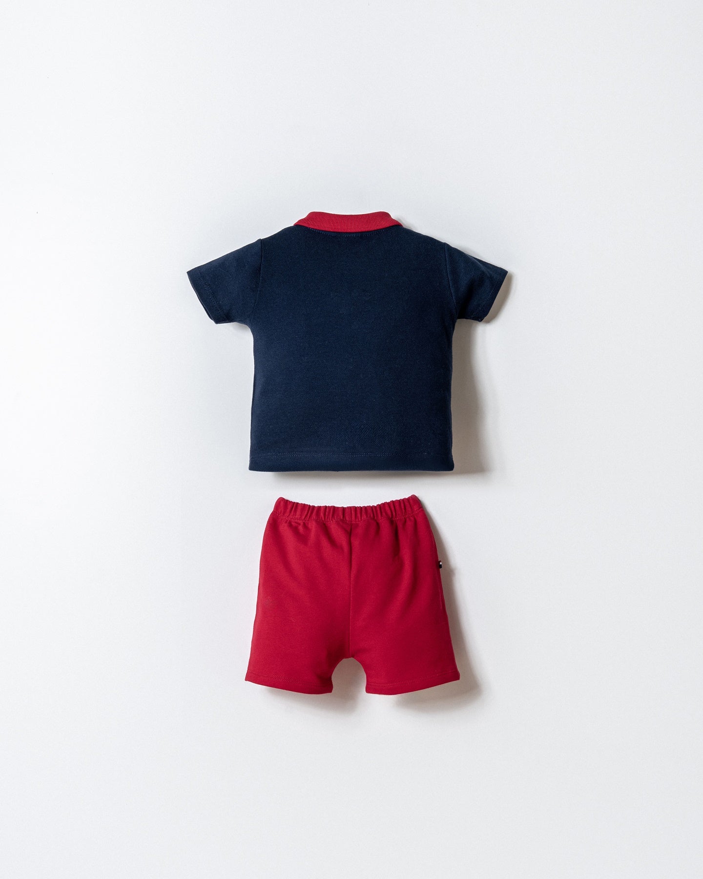 Set 2 Piese Băiețel Tricou Polo Bleumarin Și Pantaloni Scurți Roșu Cu Logo Brodat