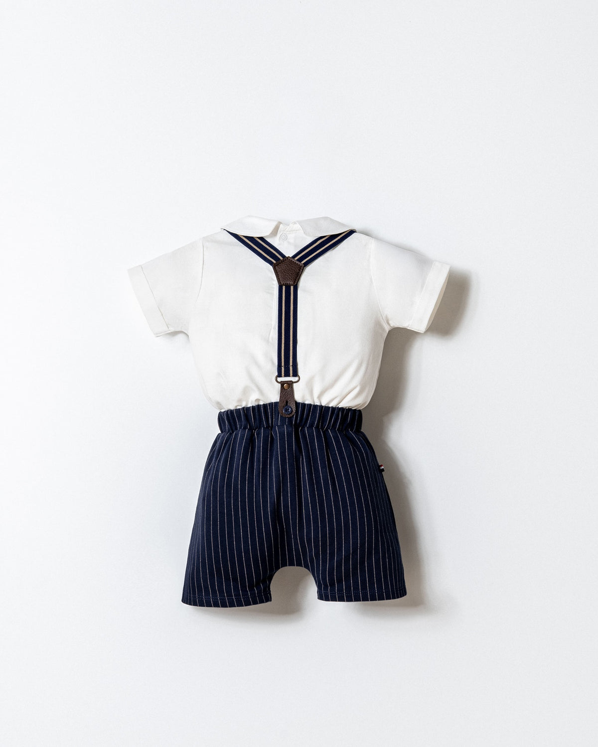 Set 2 Piese Cămașă Albă Și Pantaloni Scurți Cu Bretele