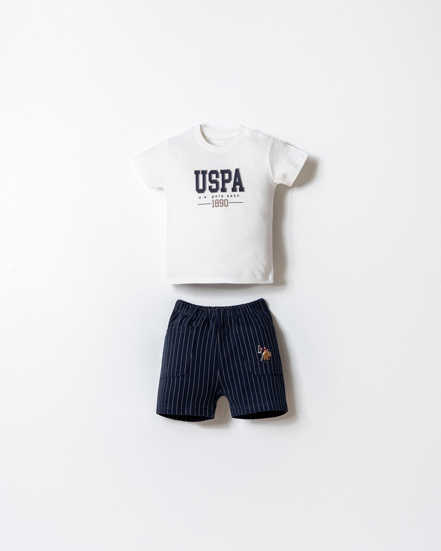 Set 2 Piese Băiețel Tricou Alb Cu Print USPA Și Pataloni Bleumarin Cu Dungi