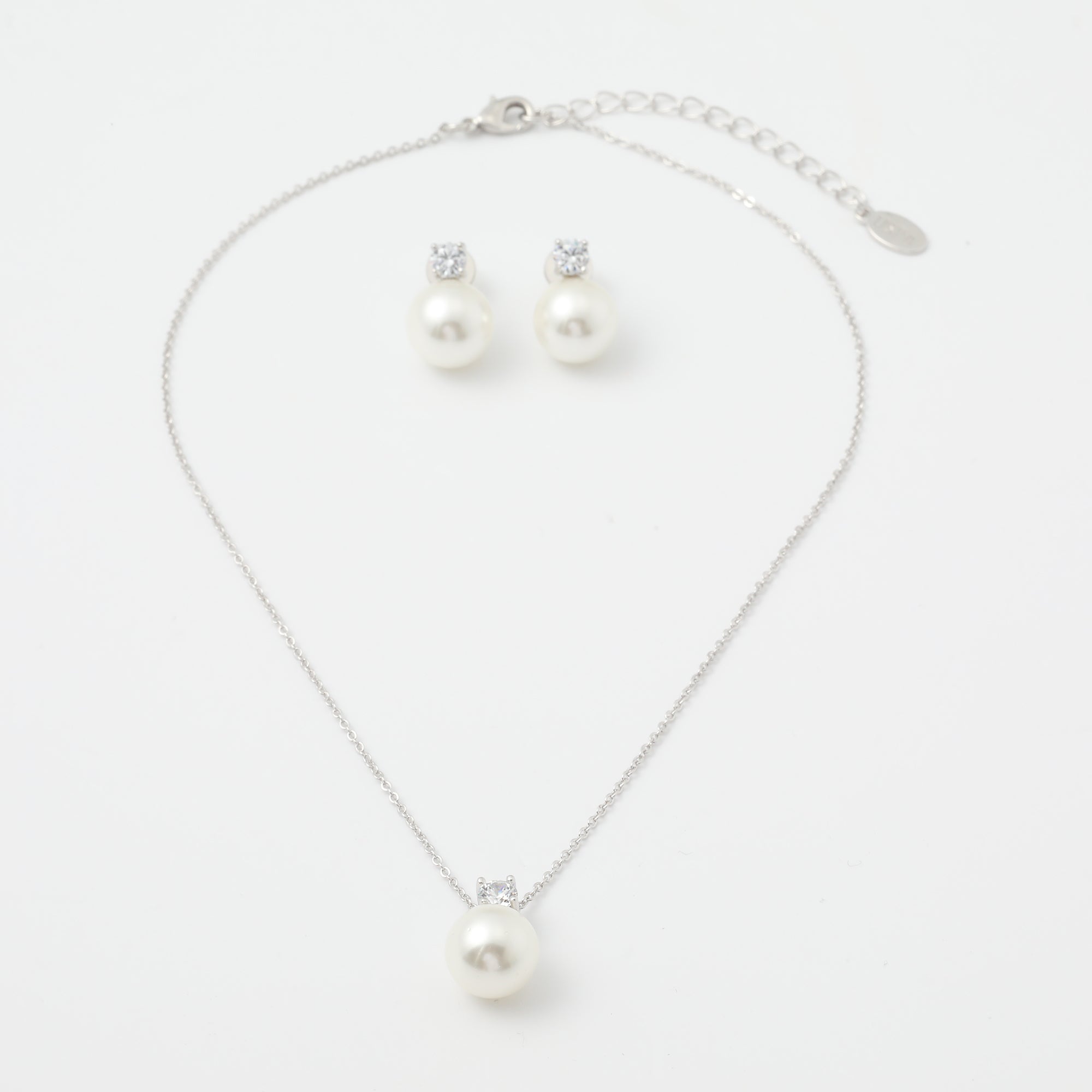 Set de Bijuterii Rodiu in Cutie Cadou Premium: Lant Reglabil 38+5 Cm cu Pendant Combinat Perla si Cristale + Cercei 1,8 Cm cu Perla din Sticla si Cristale