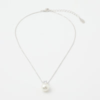 Set de Bijuterii Rodiu in Cutie Cadou Premium: Lant Reglabil 38+5 Cm cu Pendant Combinat Perla si Cristale + Cercei 1,8 Cm cu Perla din Sticla si Cristale